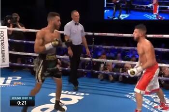 Boxeador noquea a su oponente a segundos del final en épica pelea