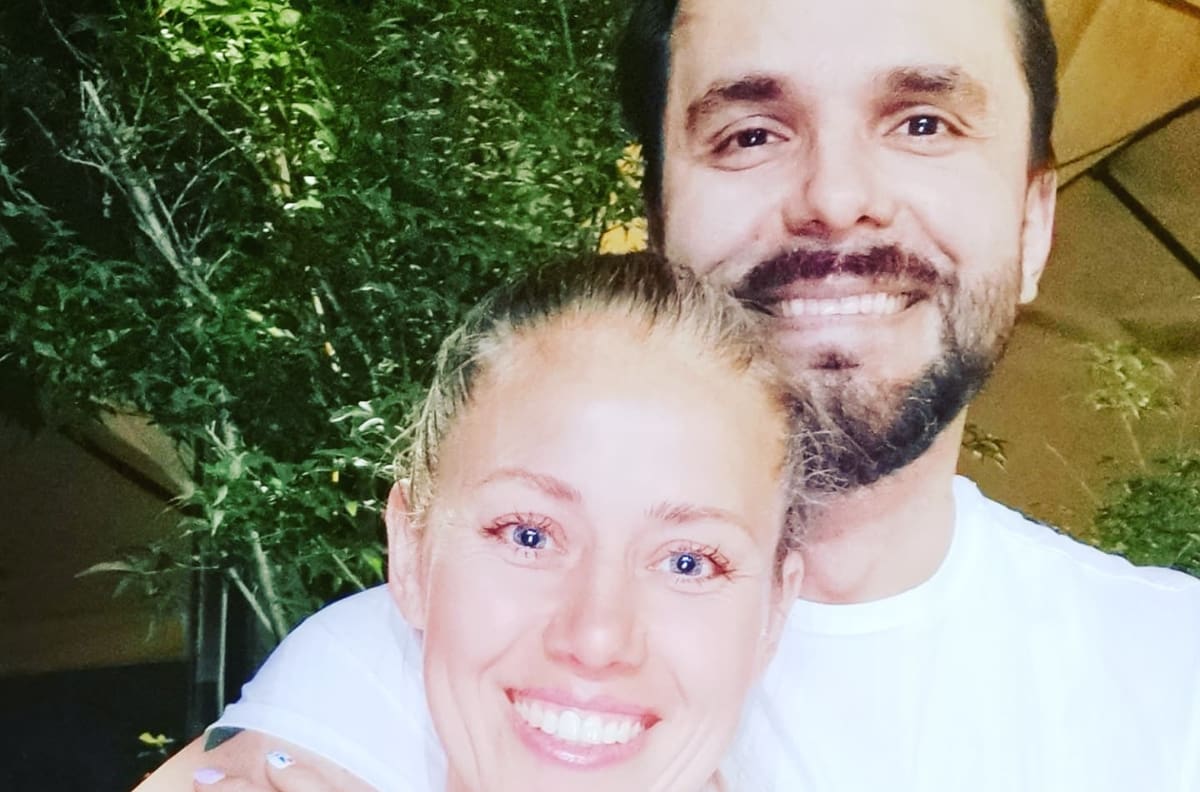 Álvaro Ballero y su esposa, Ludmila Ksenofontova, celebraron la Primera Comunión de una de sus hijas