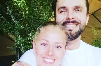 Álvaro Ballero y su esposa, Ludmila Ksenofontova, celebraron la Primera Comunión de una de sus hijas