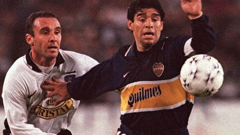 Marcelo Espina intenta quitarle el balón a Diego Maradona en el partido por la Supercopa 1997.