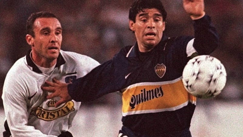 Marcelo Espina intenta quitarle el balón a Diego Maradona en el partido entre Colo Colo y Boca Juniors en Supercopa 1997.