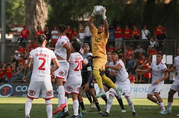 Se fueron de Colo Colo y la U, pelean el mismo puesto y ahora son suplentes en Unión Española