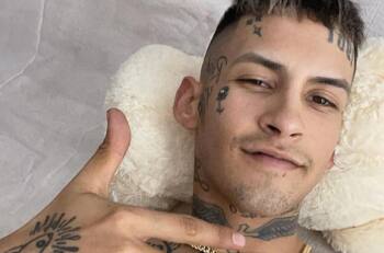 ¿Su favorita? L-Gante sigue sorprendiendo con la camiseta de Fernández Vial en Europa