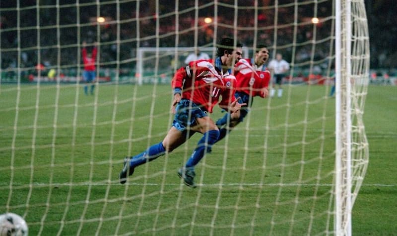El Matador convierte de penal el 2-0 a Inglaterra en Wembley. Acuña, en segundo plano, lo grita tanto como el zurdo.