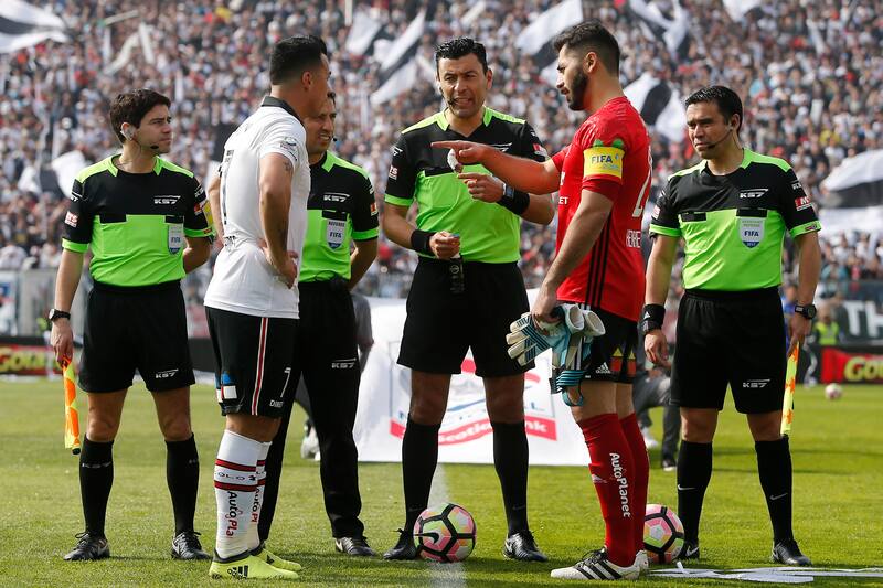 Johnny Herrera y Esteban Paredes en un Superclásico.