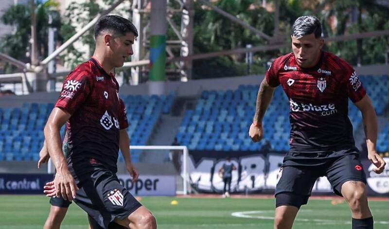 Ángelo Araos en el partido de Atlético Goianiense.