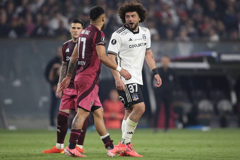 El entrevero entre Paulo Díaz y Maximiliano Falcón en Copa Libertadores que terminó con los dos expulsados. Agencia Aton