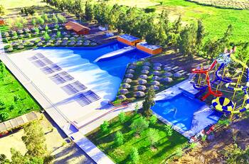 Espacio Bustos: El parque acuático con olas y toboganes a menos de 1 hora de Santiago