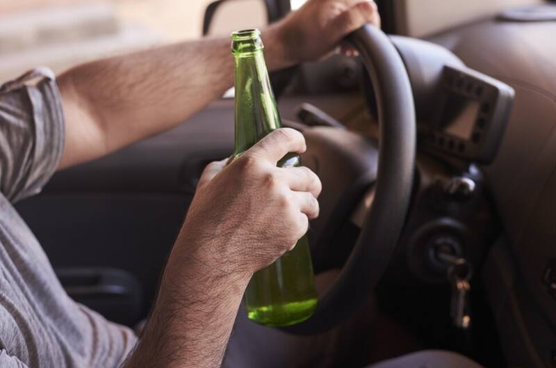 Conoce las sanciones por conducir bajo los efectos del alcohol. Créditos: Freepik.