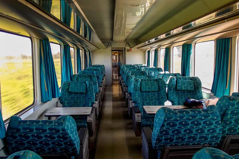 Los vagones están equipados con asientos reclinables, climatización, cómodos baños y portaequipaje. Foto: EFE.