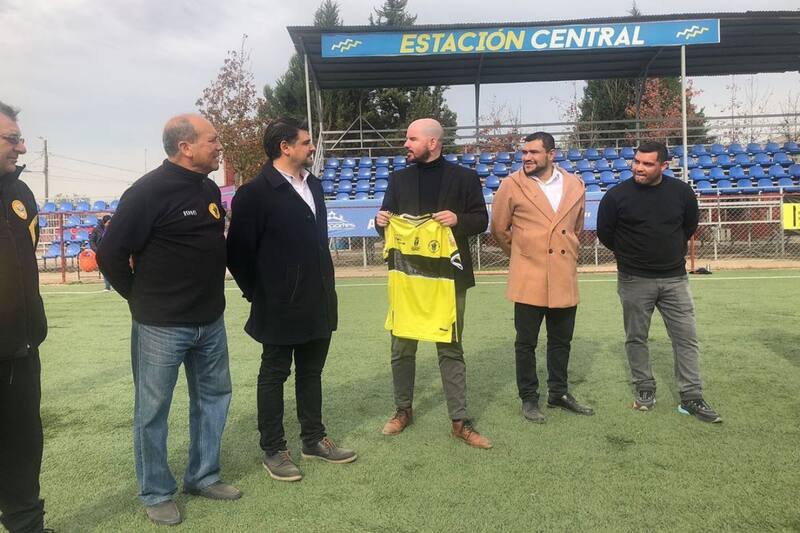 El ministro Jackson hasta se dio el lujo de patear un penal en la práctica de los aurinegros.