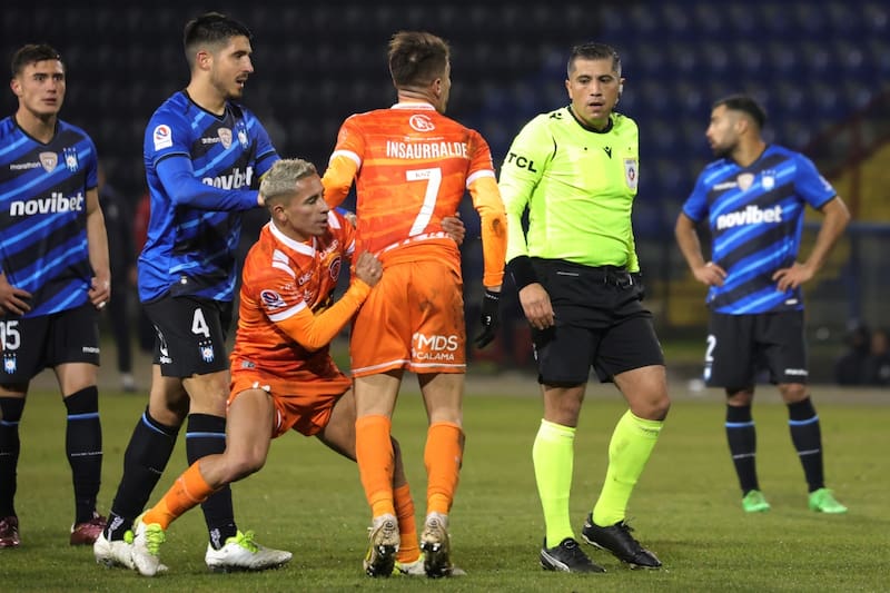 Cristian Insaurralde fue el primer expulsado en el duelo entre Cobreloa y Huachipato. (Foto: Aton)
