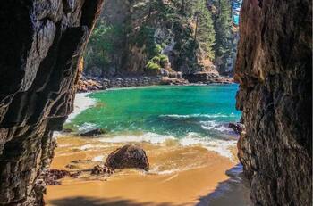 La escondida playa de arenas blancas y una espectacular cueva al sur de Chile perfecta para relajarse este verano