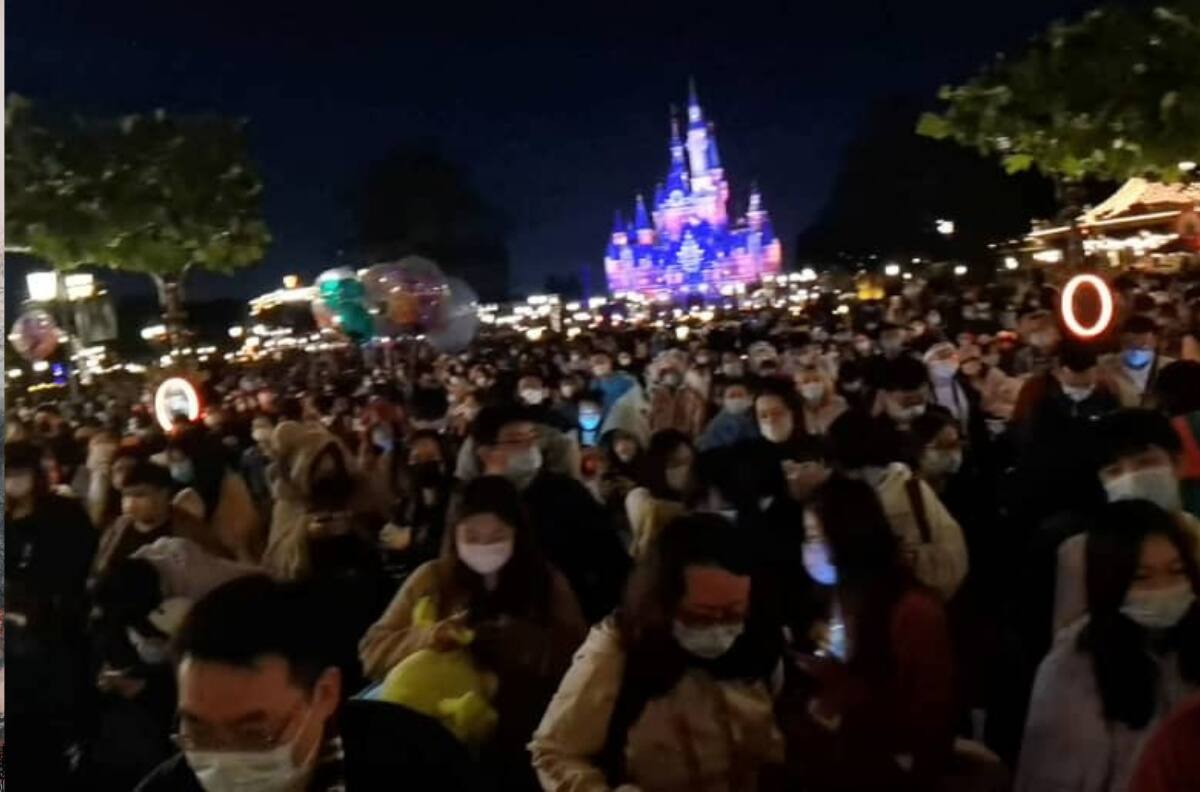 VIDEO | Caos en Disneyland Shangay en China: Autoridades sanitarias encerraron al público por alarma de Covid