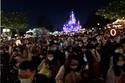 VIDEO | Caos en Disneyland Shangay en China: Autoridades sanitarias encerraron al público por alarma de Covid