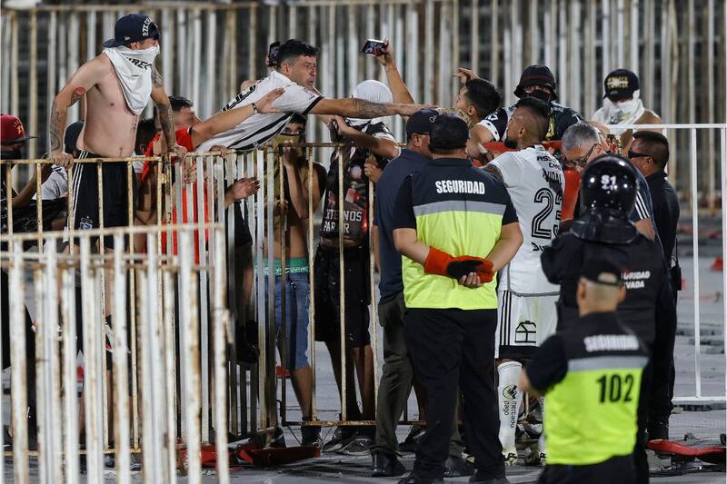 Arturo Vidal intentó razonar con los hinchas de Colo Colo durante la Supercopa.