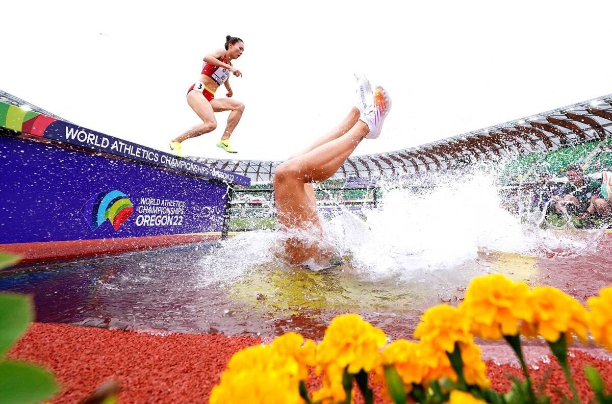 VIDEO| ¡Casi se ahoga! La increíble caída de una corredora en el Mundial de Atletismo