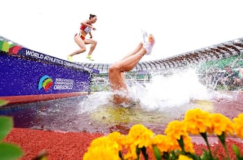 VIDEO| ¡Casi se ahoga! La increíble caída de una corredora en el Mundial de Atletismo