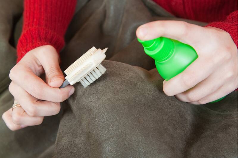 Deberás utilizar un cepillo para eliminar por completo las manchas.