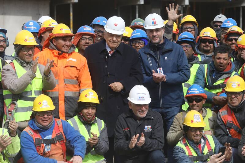 Don Francisco con los trabajadores que construyen el nuevo Instituto Teletón en Rancagua