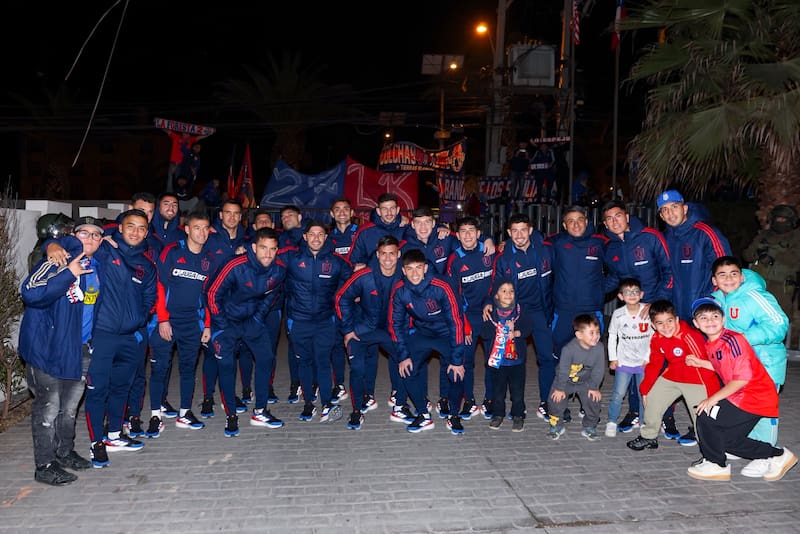 Plantel de Universidad de Chile recibiendo apoyo de sus hinchas en el Hotel. Foto: X Universidad de Chile.