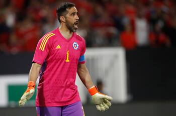 Aseguran que Colo Colo usó a Claudio Bravo para presionar a Brayan Cortés con su renovación