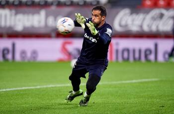 Hinchas del Betis quieren a Claudio Bravo de suplente en el equipo de Manuel Pellegrini