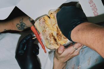 Del campo al corazón de Santiago: El nuevo restaurante del MUT que promete “chancho del bueno”