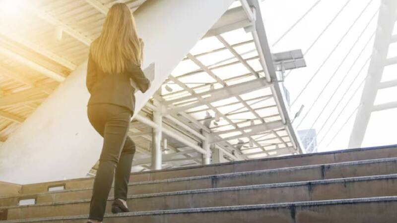 Subir escaleras previenen problemas de salud (Foto: Freepik).