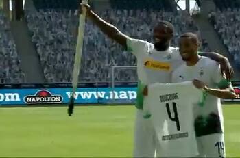 El tremendo gesto de los jugadores del Borussia Mönchengladbach con un debutante
