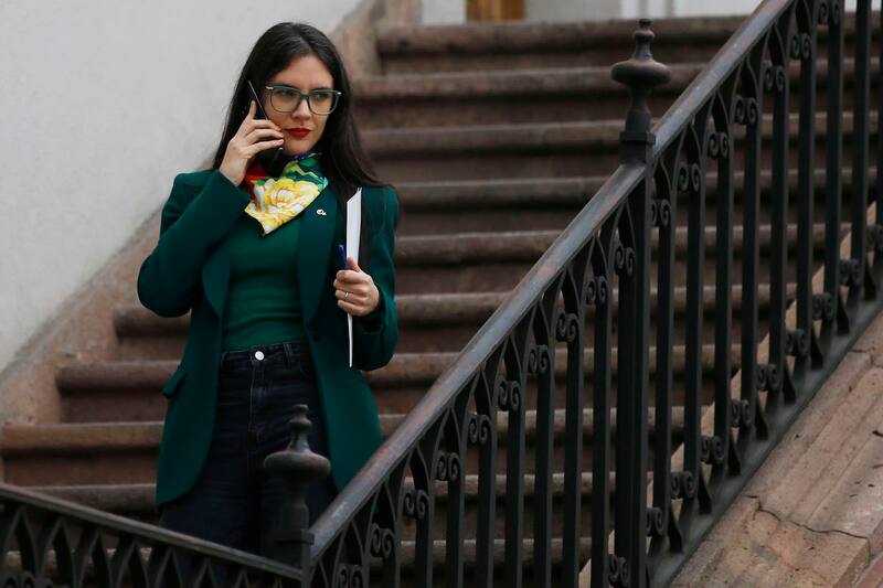 La ministra Camila Vallejo no dejará el gabinete del Presidente Boric, pero sí podría pasar a Mujer e Igualdad.
