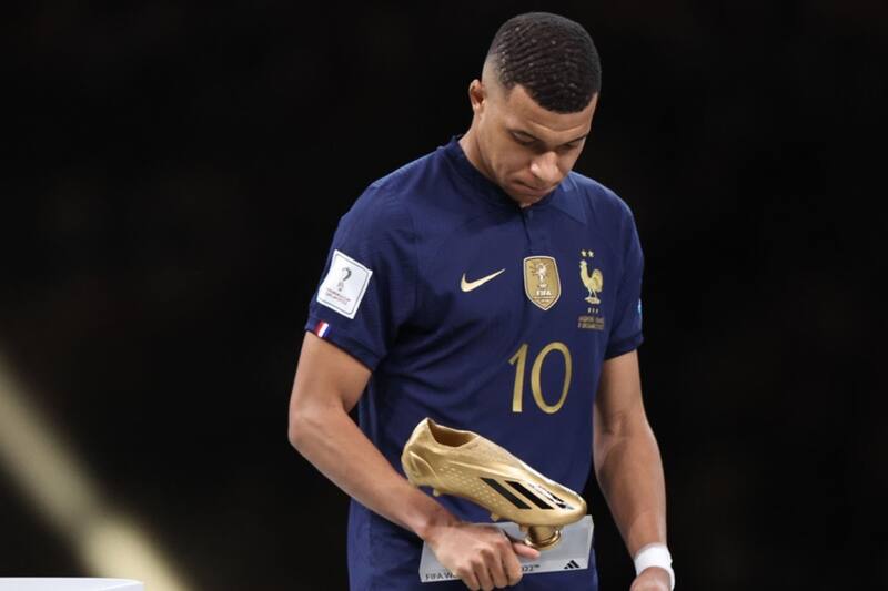 Se marchará en julio al Real Madrid, aunque sus constantes indecisiones molestan a otro campeón del mundo con "Les Bleus".