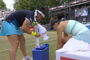 VIDEO | Para aplaudir: tenista fue personalmente a ayudar a su rival a superar su lesión en plena final del WTA de Berlín