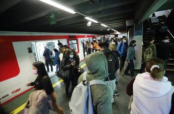 Metro de Santiago restablece servicio completo en estaciones de Línea 4