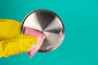 Deja tus ollas y sartenes como nuevos utilizando solo dos productos que seguramente tienes en tu hogar