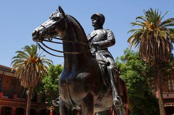 Plaza Baquedano tendrá nuevo rostro: esta es la emblemática figura chilena que reemplazaría la anterior estatua
