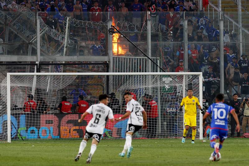 Hubo incidentes en las dos barras en el Superclásico. Foto: Aton