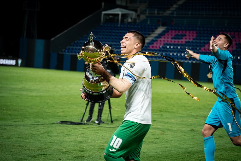 El capitán de Santiago Wanderers festejando la obtención de la Copa Libertadores. Foto: @Conmebol.