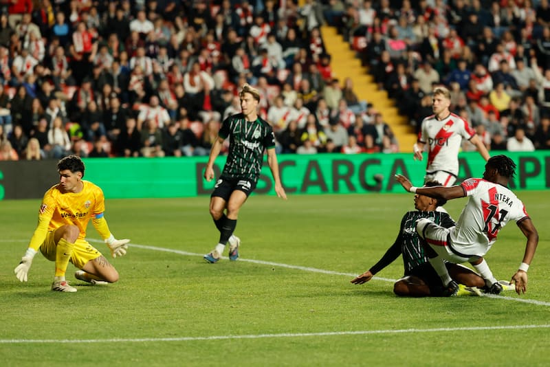 Cayó contra Rayo Vallecano en España. Foto: Agencia EFE.