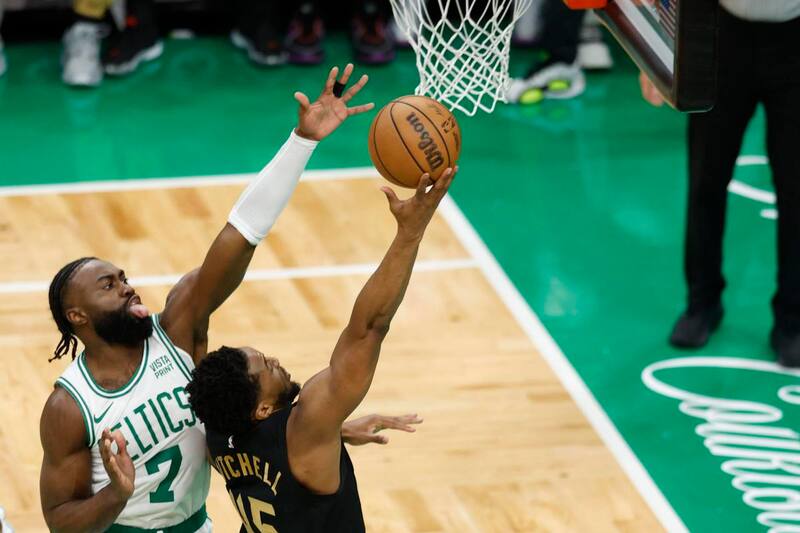 Cleveland Cavaliers le ganó a Boston Celtics. EFE