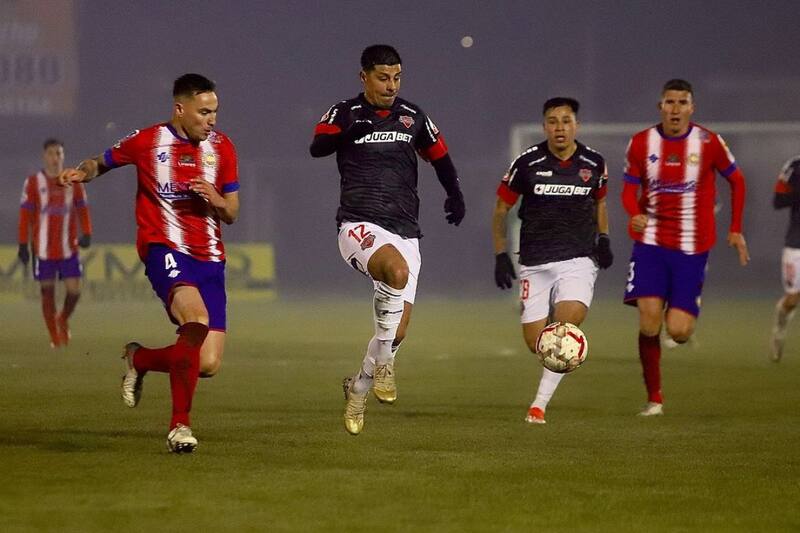 Pese al frío, el público de Linares repletó el Fiscal Tucapel Bustamante. Foto: Instagram Ñublense.