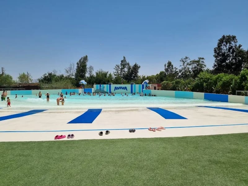 El recinto cuenta con diferentes piscinas y toboganes. Foto:@avivasantiago