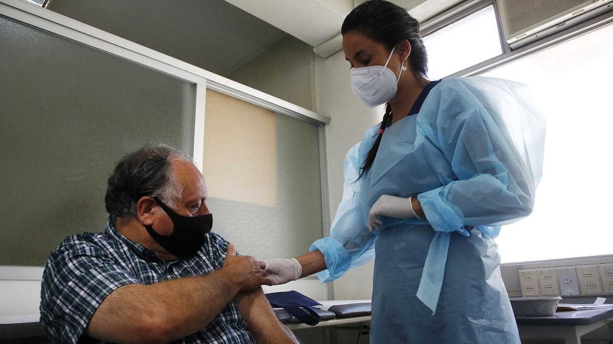 Sugerencias del Cavei: Los tres grupos a priorizar para la vacunación contra el coronavirus en Chile