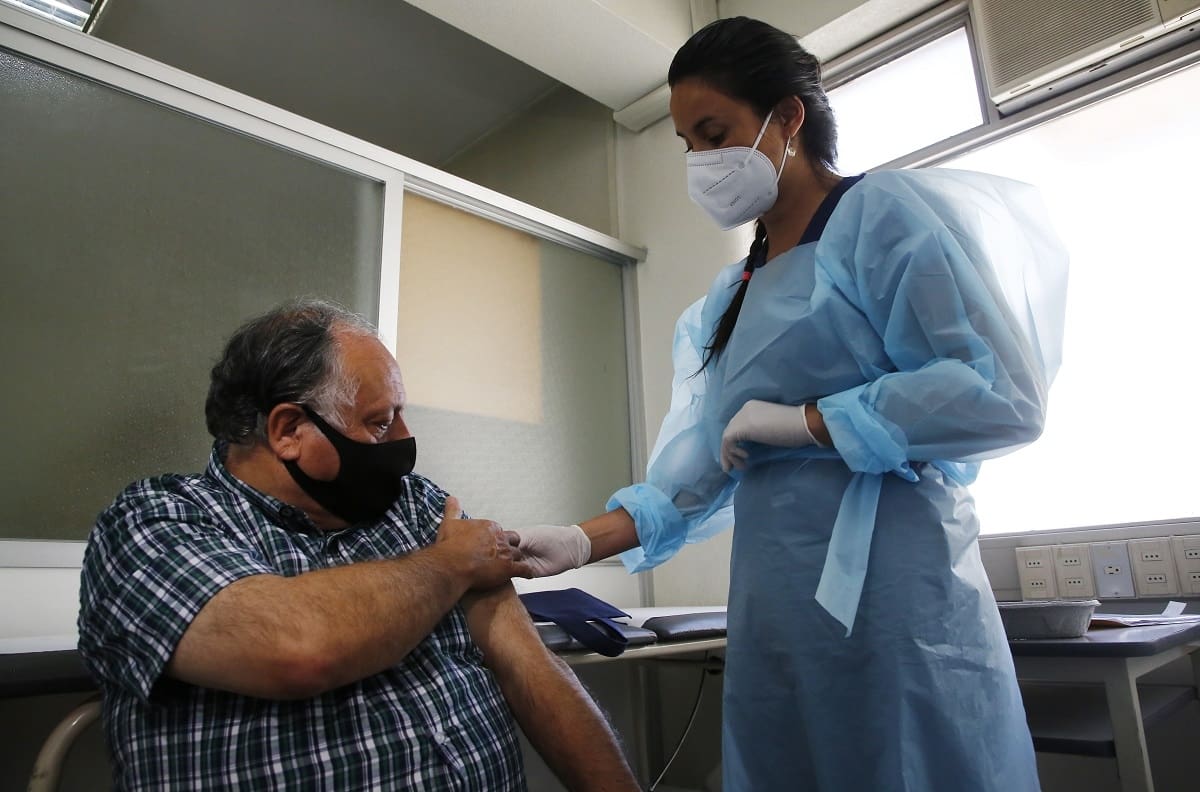 Sugerencias del Cavei: Los tres grupos a priorizar para la vacunación contra el coronavirus en Chile