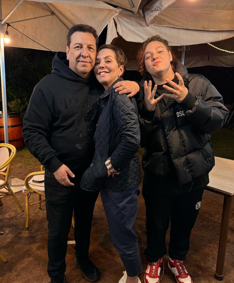 Julio César Rodríguez y Fran García-Huidobro junto a su hijo, Nineteen Elevnn