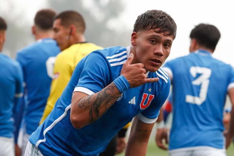 Lucas Barrera en el Clásico Universitario ante la UC.