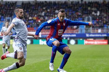 Fabián Orellana se lució con anotación y asistencia en goleada del Eibar a Levante
