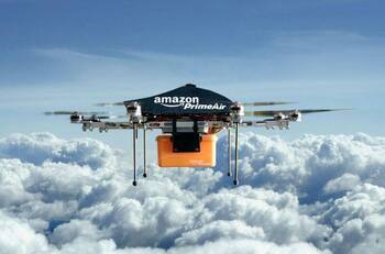 Amazon comenzó a entregar paquetes por drones en California y Texas