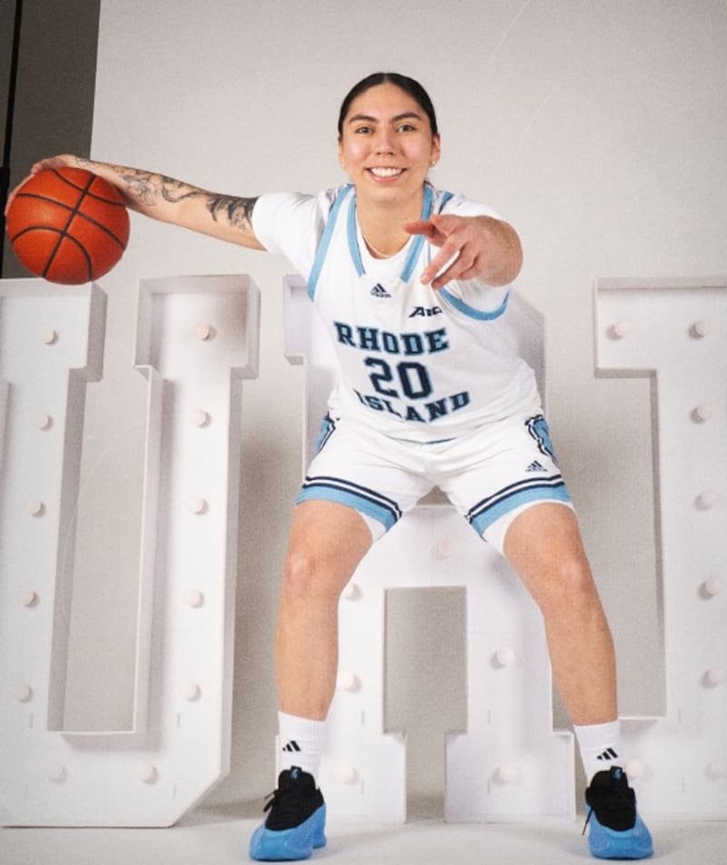 Luce el uniforme de su nuevo equipo de la University Rhode Island. La temporada pasada estuvo en Virginia Commonwealth University.