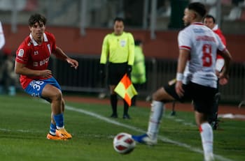 “Hace que me den úlceras”: Hinchas de la UC perdieron la paciencia con Holan por la posición de Montes